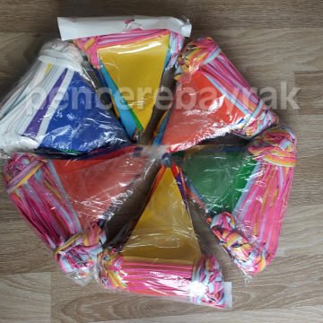 İpe Dizili Renkli Üçgen Şeklinde Süsleme Bayrak