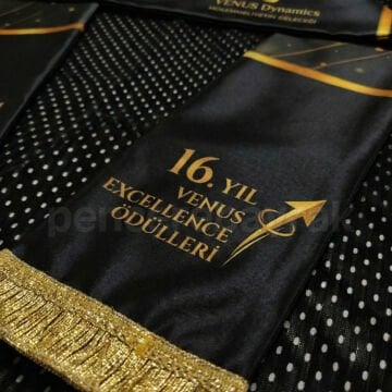 Özel Tasarım Kurumsal Firma Atkısı – Logolu Premium Şirket Atkıları
