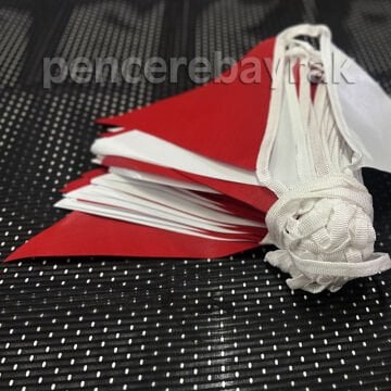 Kırmızı Beyaz Üçgen Flama Bayrak – 25 Metre İpe Dizili Vinil Süsleme