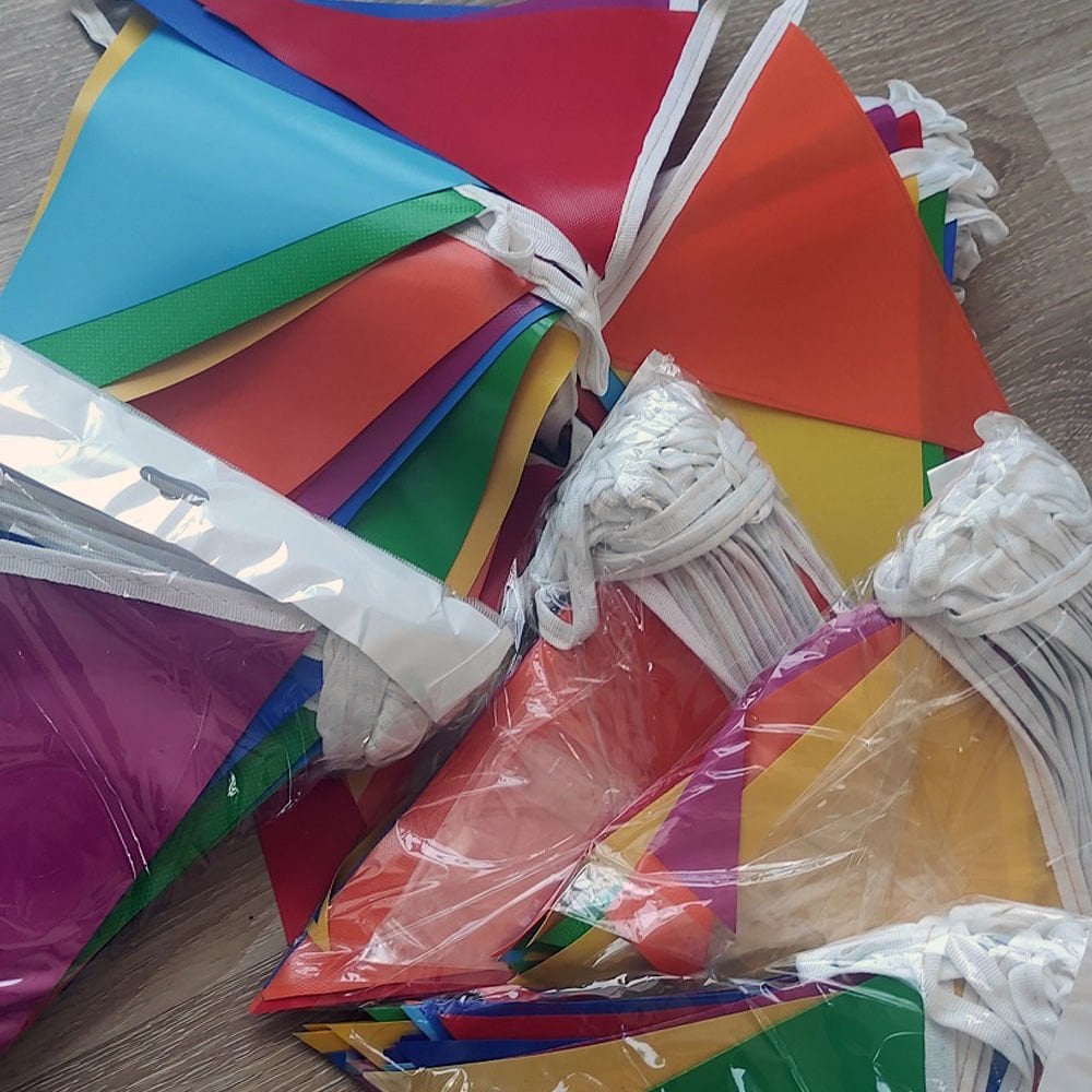 İpe Dizili Renkli Üçgen Şeklinde Süsleme Bayrak 23x28 cm