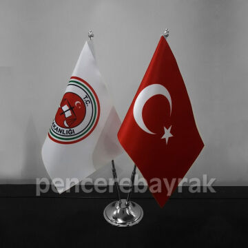 Adalet Bakanlığı temalı masa bayrağı ve Türk bayrağı görseli