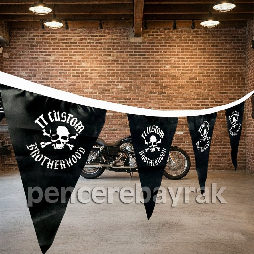 TT Custom Brotherhood İçin Üretilen İpe Dizili Logo Baskılı Üçgen Bayrak