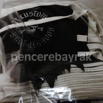 TT Custom Brotherhood İçin Üretilen İpe Dizili Logo Baskılı Üçgen Bayrak