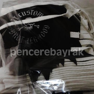 TT Custom Brotherhood İçin Üretilen İpe Dizili Logo Baskılı Üçgen Bayrak